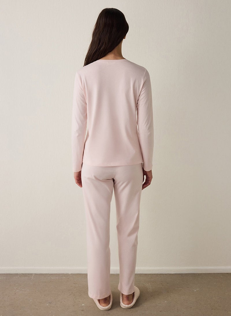 بنتي طقم بيجامة بأكمام طويلة وياقة دائرية مطبوع عليه شعار بطانية - Image 2